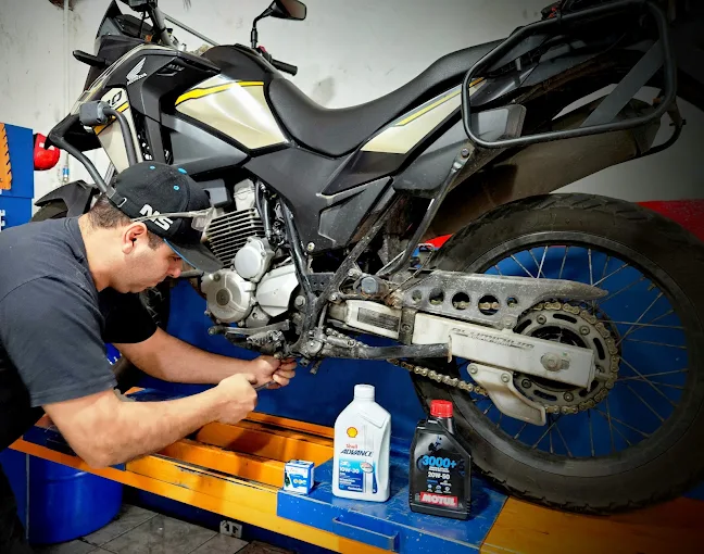 Interior da Loja e Oficina Mecânica Original Moto com variedade de peças para motocicletas