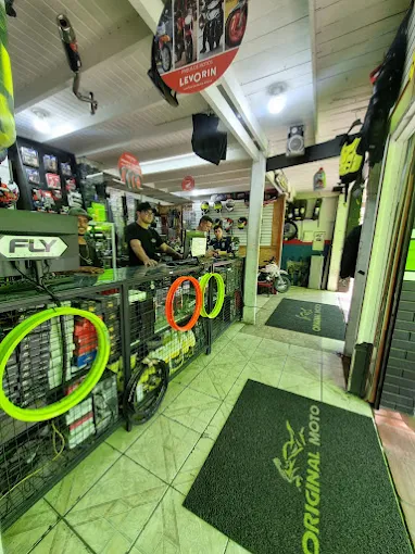 Loja de peças de moto exibindo baterias e alarmes