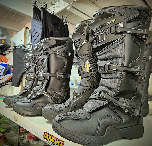 Acessórios para motociclistas, capacetes, e capas de chuva