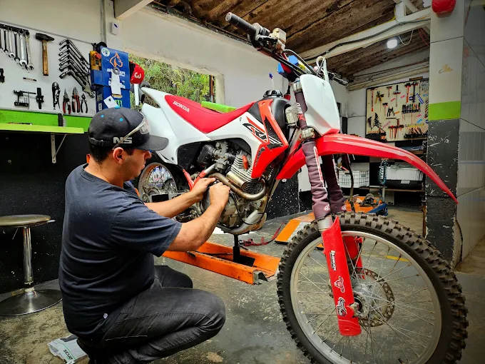 Mecânico fazendo reparo de motor em motocicleta